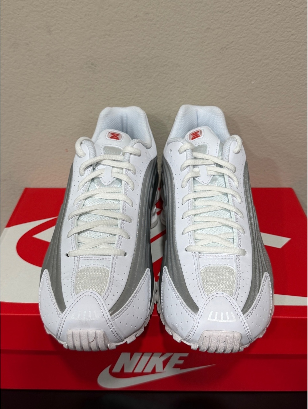 Size 6Y/7.5 Women - Nike Shox R4 GS “White Metallic Silver” 2025 - Picture 3 of 6